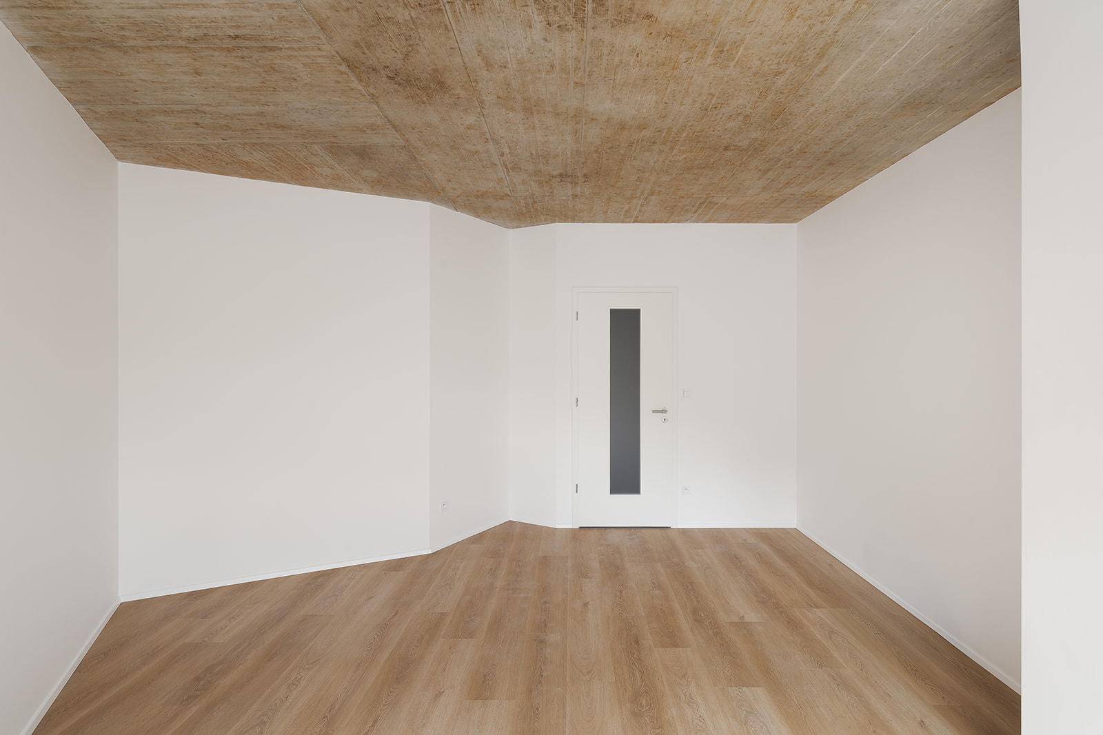 Minimalistický interiér s dřevěným stropem