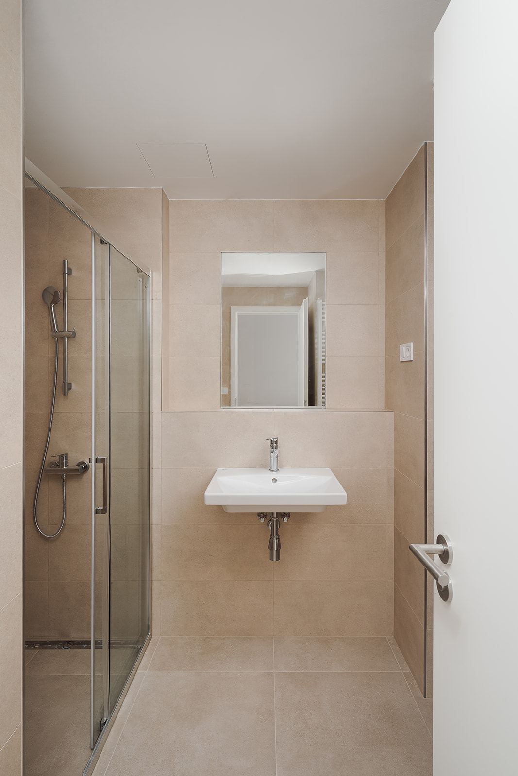 Elegantní koupelna s moderním vybavením