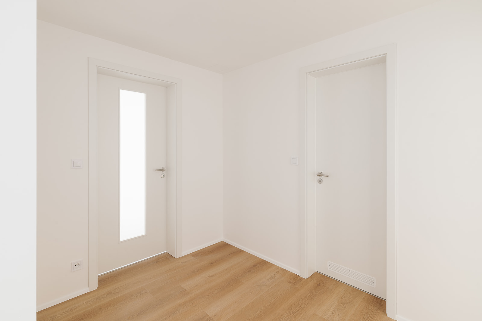 Vstupní hala s elegantními bílými dveřmi
